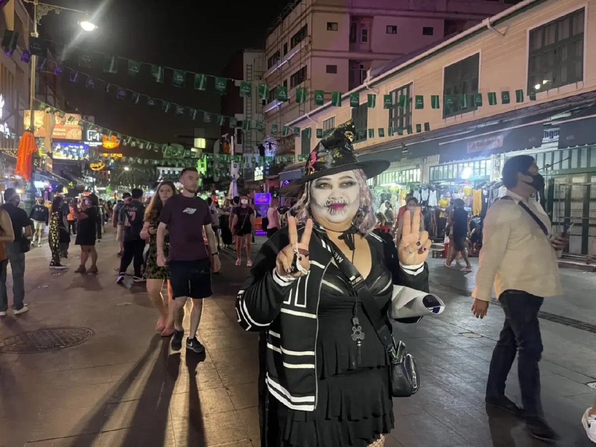 ถนนข้าวสารคึกคัก! นทท.แห่ร่วมงานวัน "ฮาโลวีน"