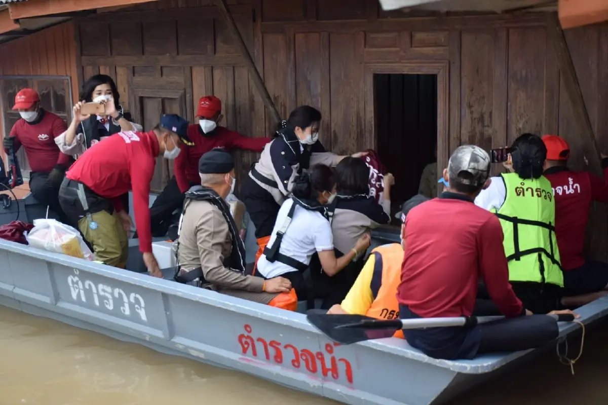 "แม่บ้านตำรวจ" ลุยมอบกำลังใจ-บรรเทาทุกข์น้ำท่วมอ่างทอง