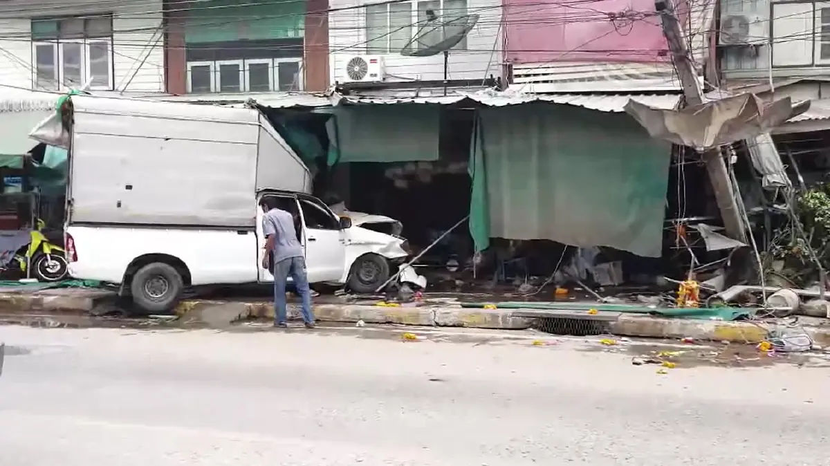 กระบะตู้ทึบหลับใน วิ่งฝ่าไฟแดง พุ่งชนร้านดอกไม้ พังยับ เจ็บ 3 ราย