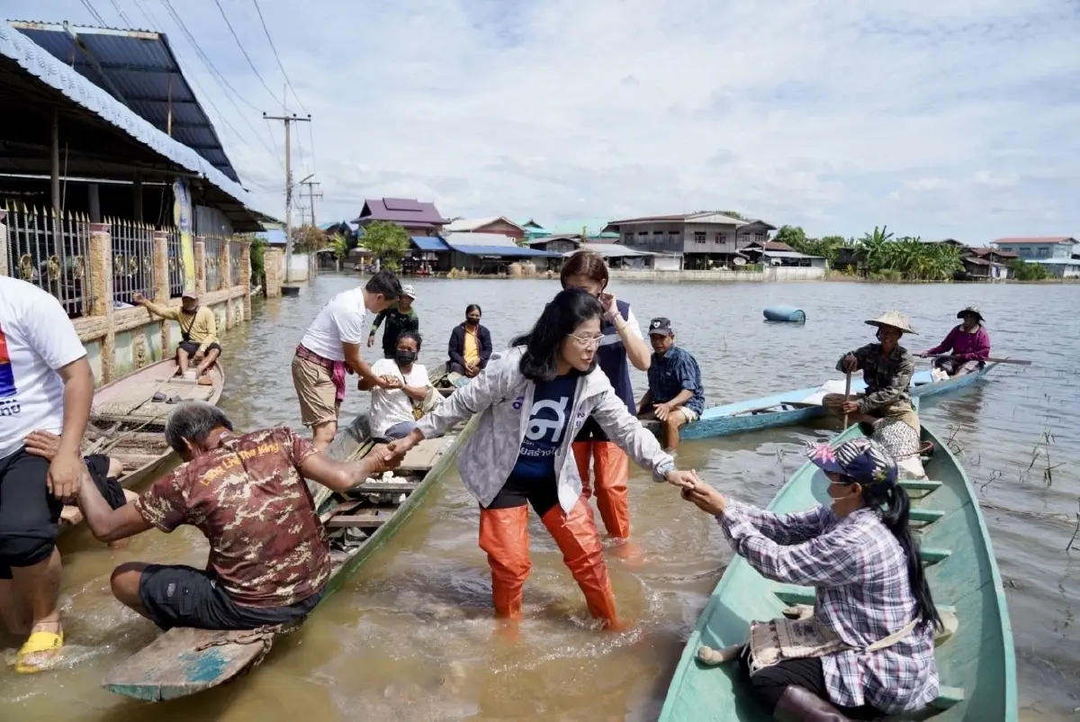 "สุดารัตน์"จี้รัฐเร่งเยียวยาชาวอีสานหลังนาข้าวจมน้ำเกือบแสนไร่
