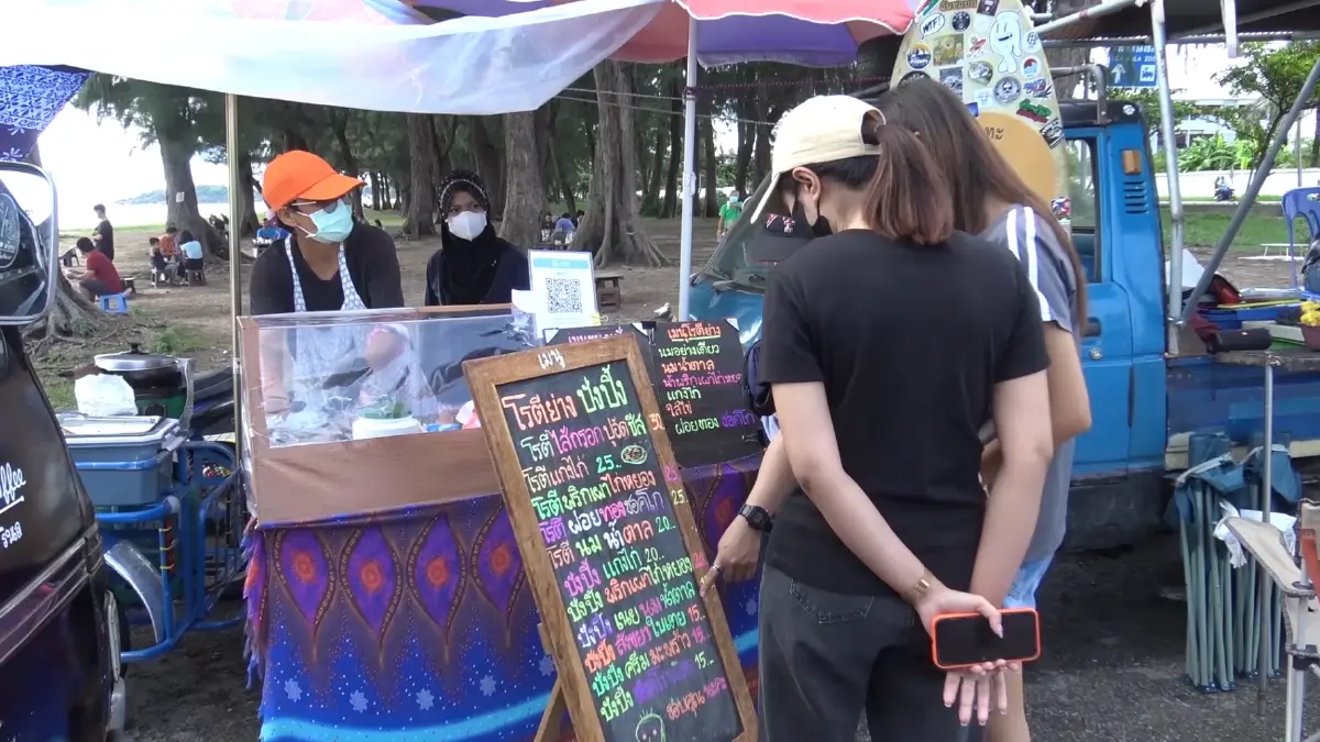 แม่ค้าไอเดียดีคิดเมนูใหม่ถูกใจลูกค้า “โรตีย่างหน้าพิซซ่า”