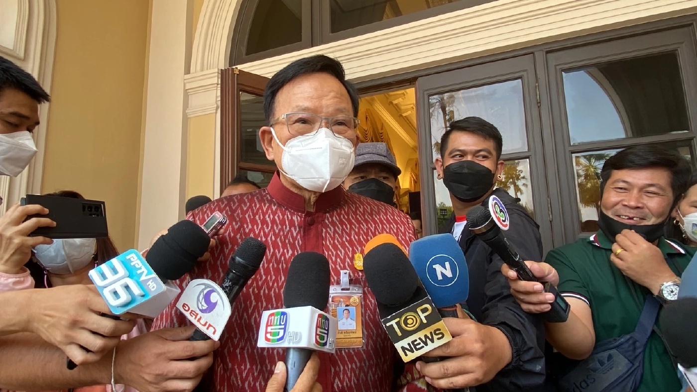 นายสันติ พร้อมพัฒน์  รมช.คลัง 