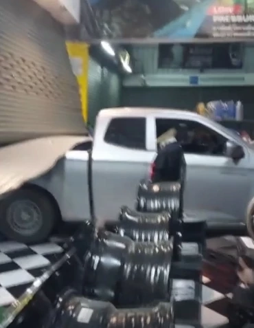 เมาแอ๋ “หนุ่มขับกระบะ” พุ่งชนร้านขายแม็กซ์ ก่อนหลับคาโซฟาสบายใจ (มีคลิป)