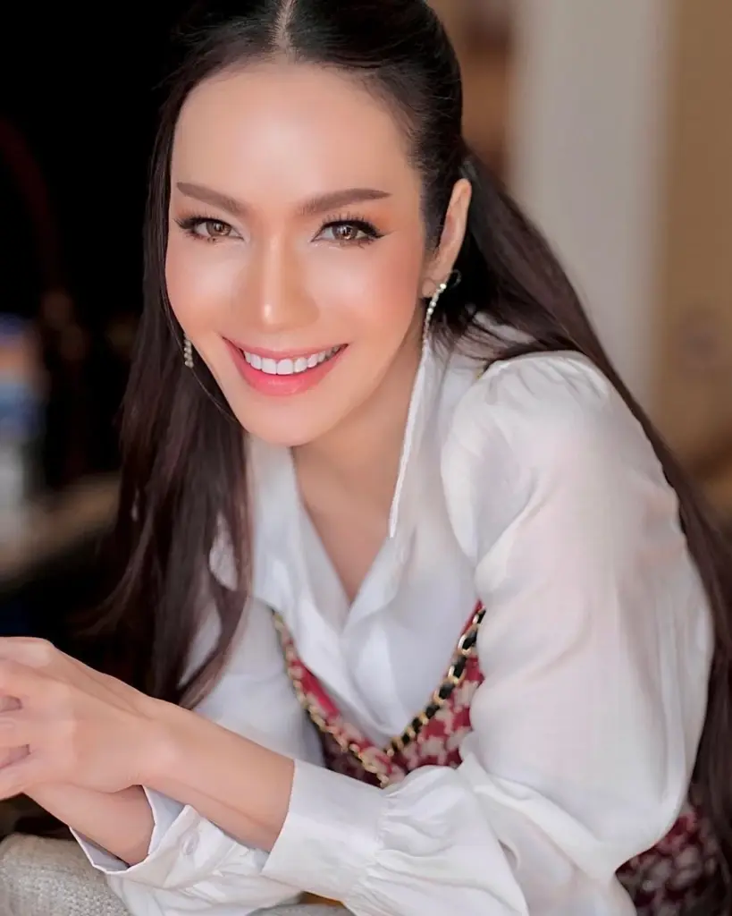 ชาวเน็ตเมนต์สนั่น "อ๋อม สกาวใจ" ชวนคิดเหตุการณ์ 14 ต.ค. และ 6 ต.ค