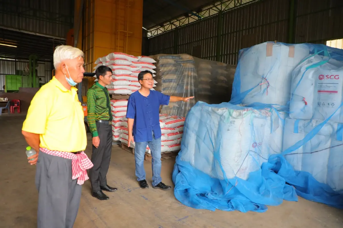 กรมการข้าว พาสื่อฯเยี่ยมการผลิตเมล็ดข้าวพันธ์ุดี ศูนย์ชุมชนโคราชฯ