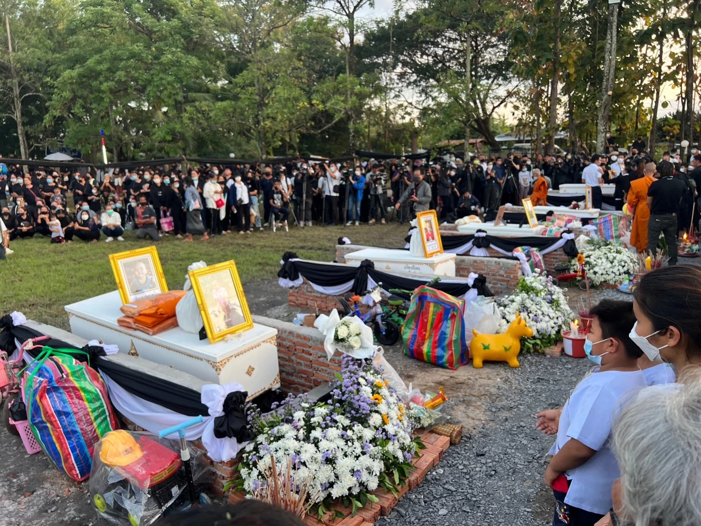 นายกฯนำ ครม. ร่วมพิธีพระราชทานเพลิงศพผู้เสียชีวิต "โศกนาฏกรรมหนองบัวลำภู"
