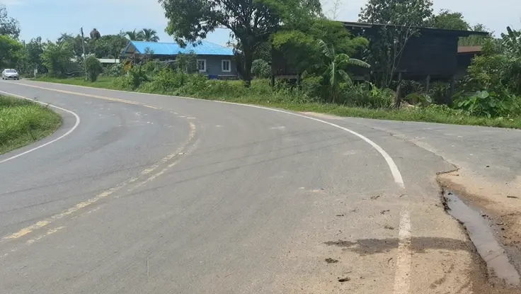 แชร์สนั่น ชายอ้างเป็น ตร. ขับรถส่ายไปมา จอดขวางขอตรวจใบขับขี่ (มีคลิป)