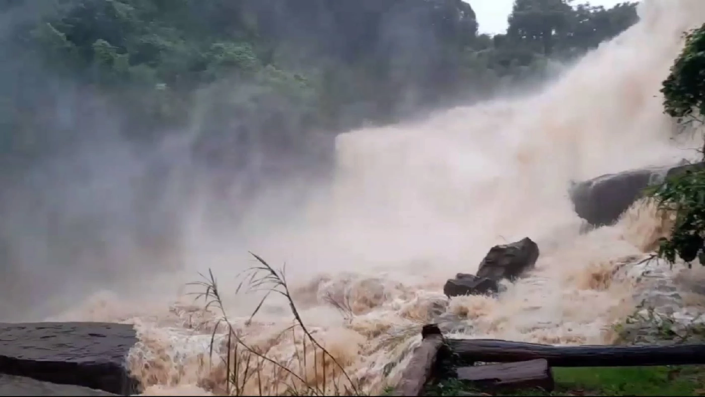 เชียงใหม่อ่วม ฝนถล่มหลายพื้นที่ น้ำป่าทะลัก ต้องปิดน้ำตกแม่กลางชั่วคราว