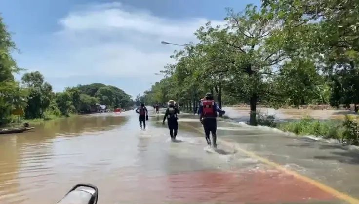ระทึก นาทีชีวิตมูลนิธิร่วมกตัญญูช่วยชีวิตลุงพายเรือถูกน้ำดูด (มีคลิป)