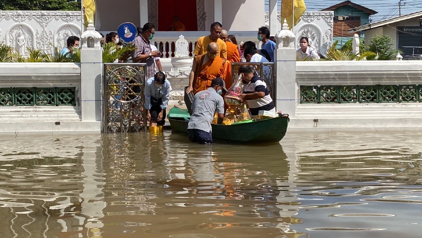 ไม่สนน้ำท่วม! พ่อแม่นำนาค จูงลูกเข้าโบสถ์บวชพระด้วยศรัทธา