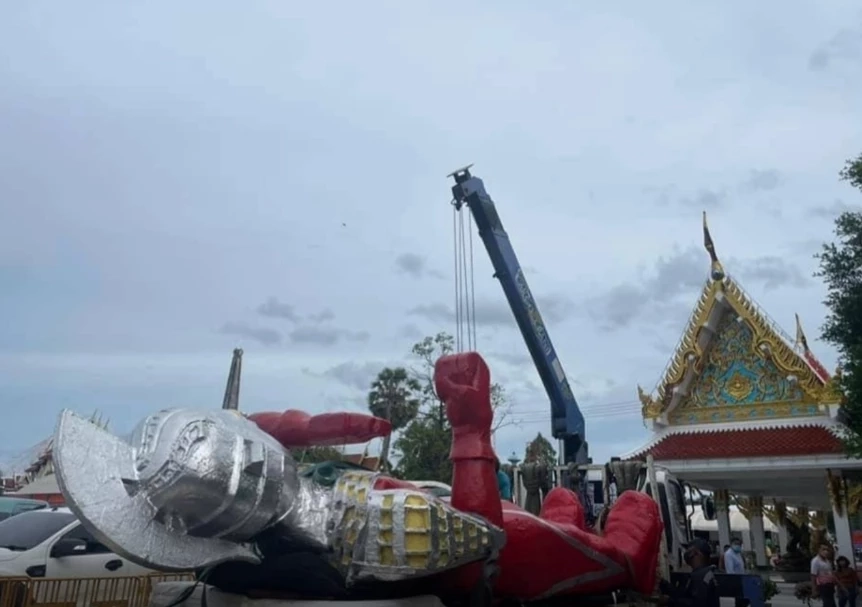 ฮือฮา “อุลตร้าแมน”  สูง 5 เมตร “ไฮโซปอ” สร้างแก้บนไอ้ไข่วัดเจดีย์ ล้มหัวหลุด