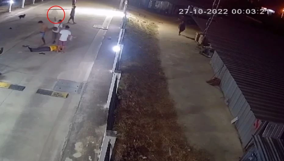 รปภ.ยิงหนังสติ๊กไล่หมา ไปถูกร้านก๋วยเตี๋ยว เจอยกพวกรุมยำสลบ