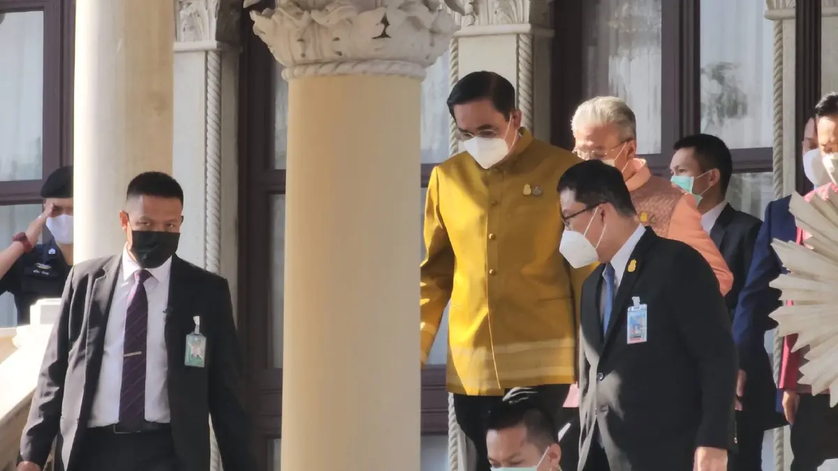 "นายกฯ" เปลี่ยนรถเข้าทำเนียบฯถกครม. อารมณ์ดีโบกมือทักทายสื่อฯ