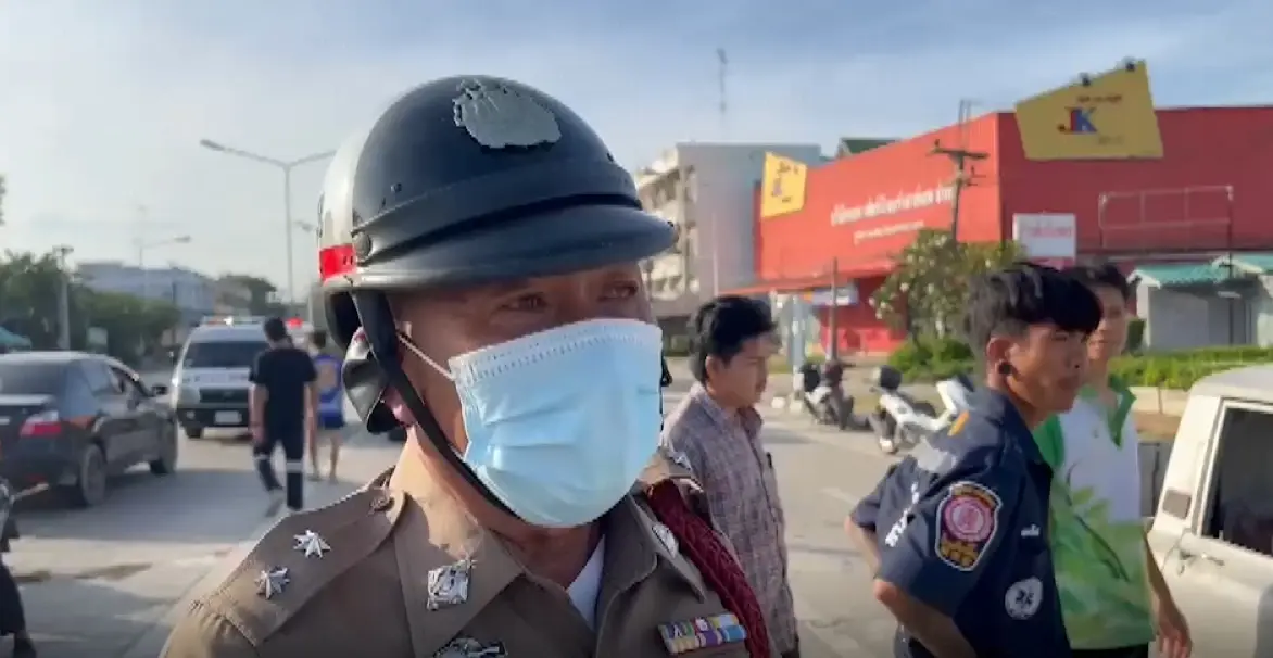 ไหม้กลางสี่แยก หนุ่มใหญ่ขับกระบะ ไฟลุกพรึบห้องเครื่อง  เร่งช่วยดับวุ่น
