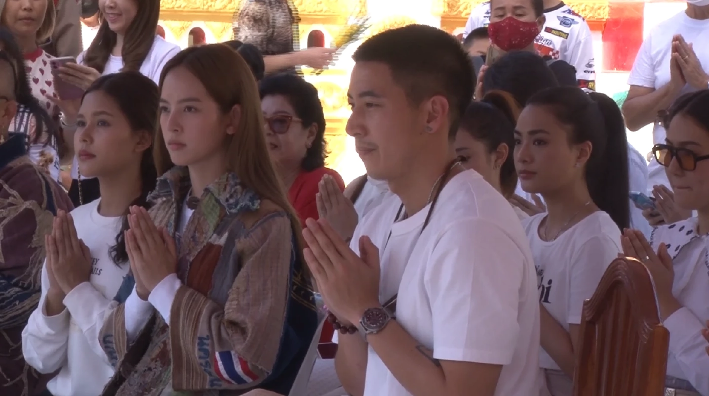 "โตโน่" ควงแฟนสาว นำเครื่องบวงสรวง ไหว้ขอพรองค์พระธาตุพนม (มีคลิป)