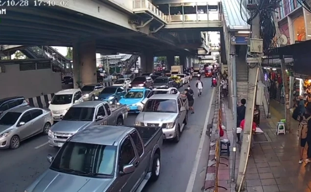 เปิดวงจรปิด ล่าระทึก สกัดจับแก๊งยา แยกห้างดัง ย่านบางแค(มีคลิป)