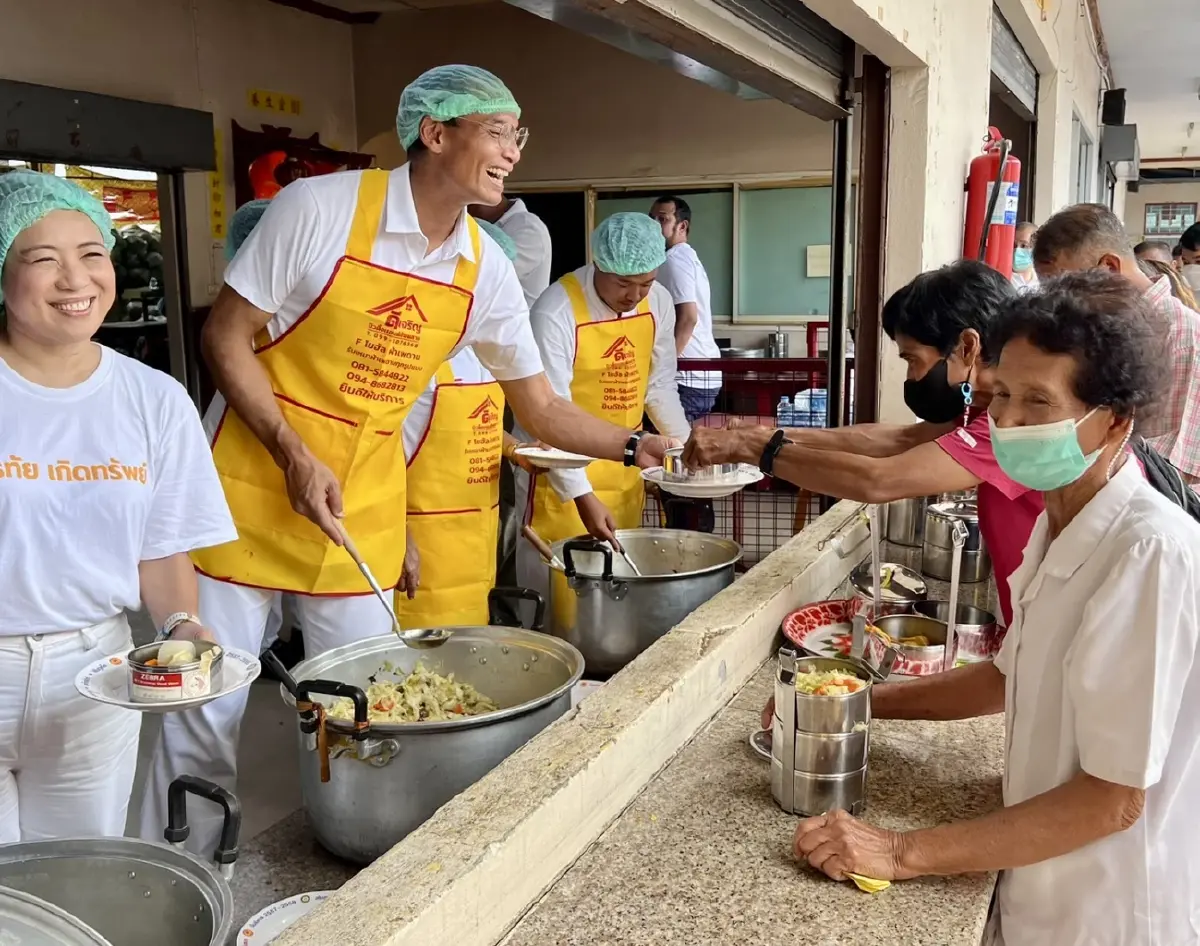 "กรณ์"ร่วมกินเจภูเก็ตหวังดันพื้นที่บริหารจัดการตัวเอง