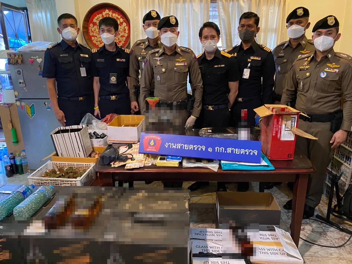 บุกทลายแหล่งผลิตเหล้าปลอม ส่งขายผับ ย่านมีนบุรี