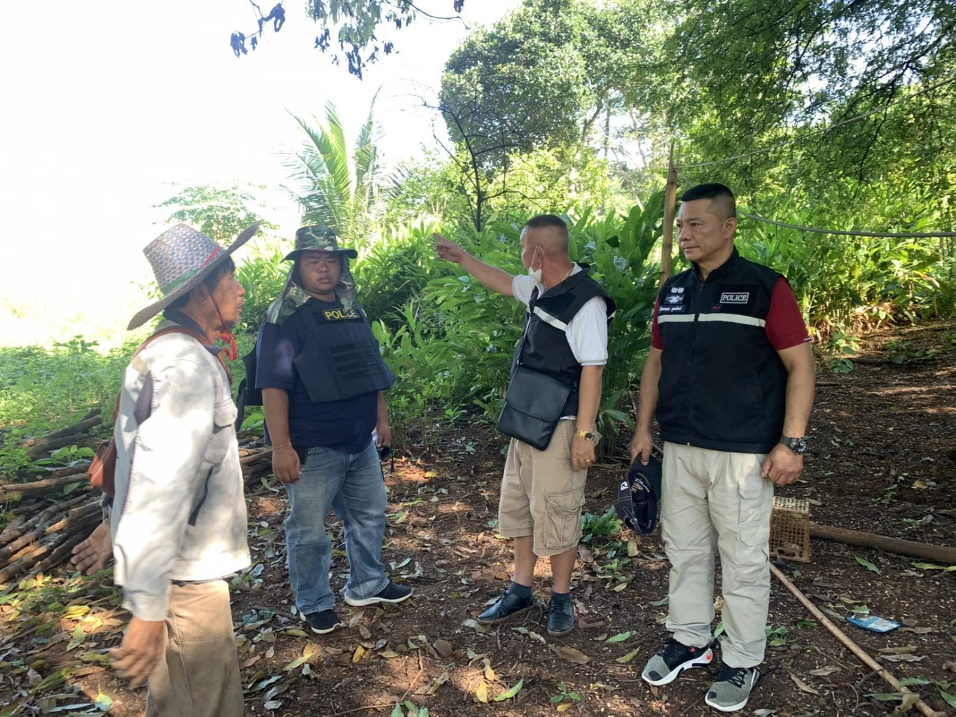 ปิดล้อมไล่ล่า "มือปืน" ยิงแม่ตัวเองดับ ก่อนหลบหนีเข้าป่า