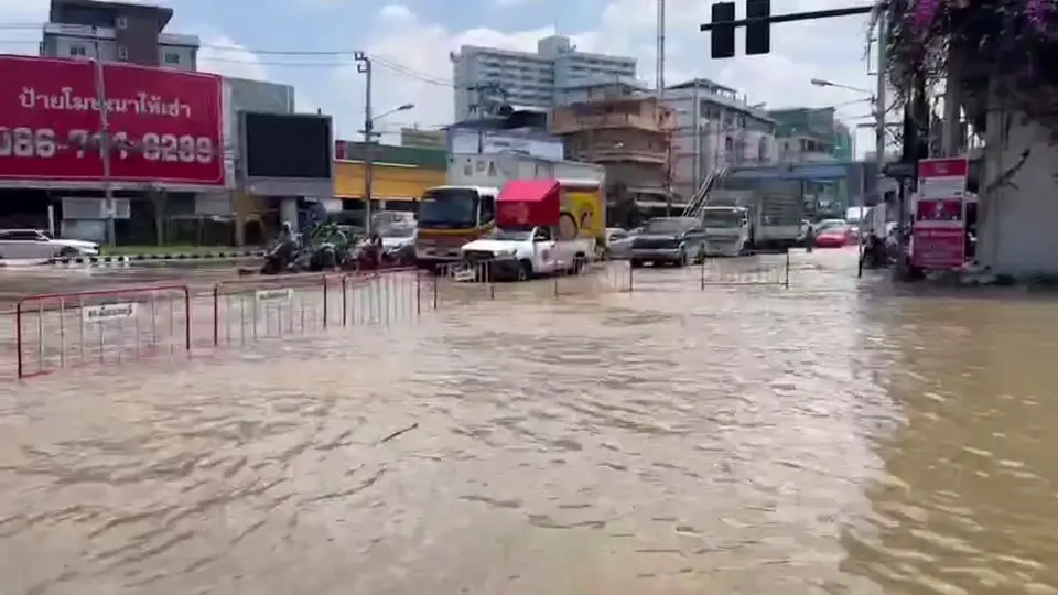 ปิด "แยกพระราม 5" หลังน้ำท่วมหนักรถติดยาวเหยียด เตือน ปชช.หลีกเลี่ยงเส้นทาง
