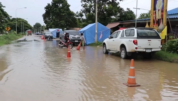 ชาวโผงเผงระดม หนีน้ำท่วมมานอนบนถนน เจอน้ำมาท่วมซ้ำ