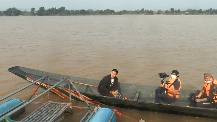 "โตโน่" ลงเรือสำรวจแม่น้ำโขง ก่อนว่ายจริง 22 ต.ค. นี้ ลั่นพร้อมแล้ว 100%