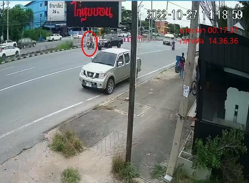หนุ่มกราบเท้าสำนึกผิด! หญิงพิการขายลอตเตอรี่ หลังใช้มีดจี้ชิงทรัพย์