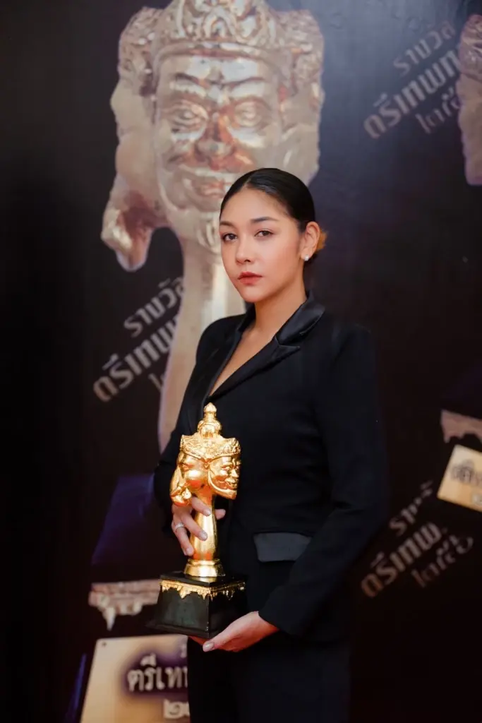 กองทัพคนบันเทิงคุณภาพ เข้าร่วมรับ “รางวัลตรีเทพทองคำ 2565”