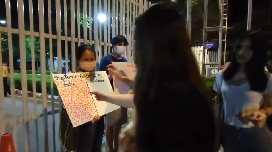 นักศึกษา เรียกร้องมธ.รังสิต เปิดประตูเชียงราก 1 ตลอด 24 ชม.เพื่อความปลอดภัย