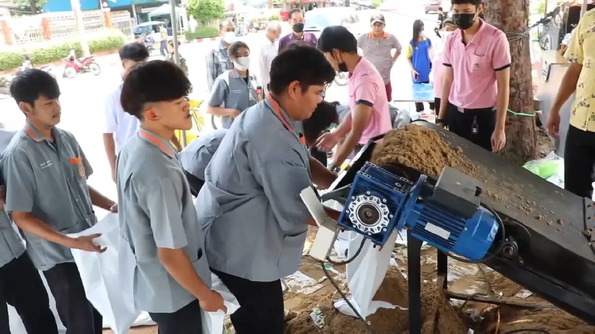 วิทยาลัยเทคนิคสร้าง “เครื่องกรอกทราย” ช่วยชาวอ่างทองสู้ภัยน้ำท่วม
