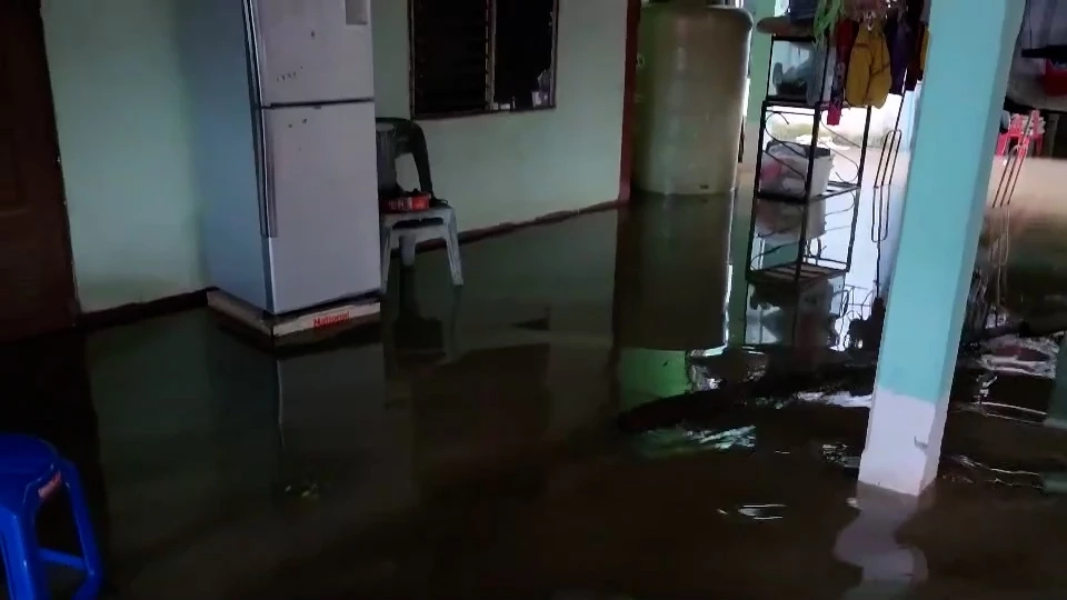 "เจ้าพระยา" วิกฤต ทะลักท่วมเกาะเมืองอยุธยา เร่งกู้ 6 ชุมชน