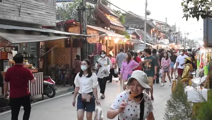 เชียงคานสุดคึกคัก หยุดยาว นทท. นับหมื่น ทะลักเที่ยวถนนคนเดิน ทะเลหมอกภูทอก
