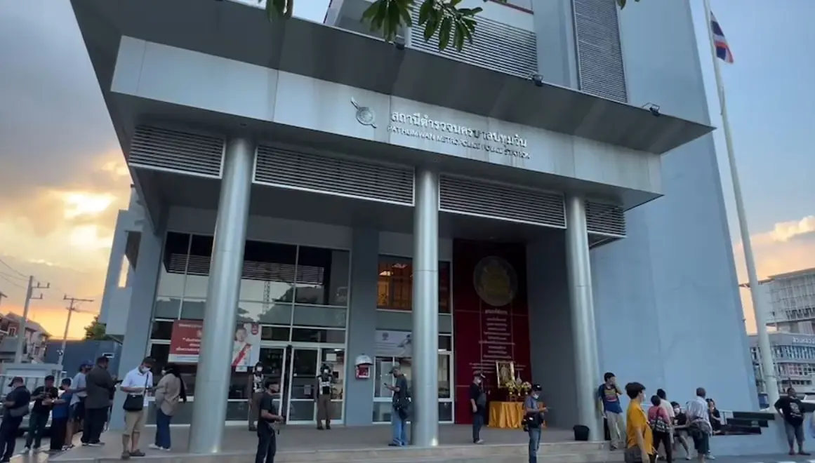 "เค ร้อยล้าน" เข้ารายงานตัว ตร.สน.ปทุมวัน คดีตบ "ป้าเป้า"