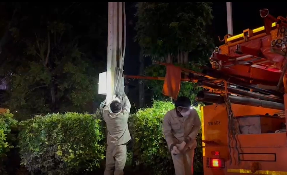 ระทึก ! ไฟฟ้าลัดวงจร ระเบิดหน้าปั๊ม NGV  จนท.เร่งควบคุม