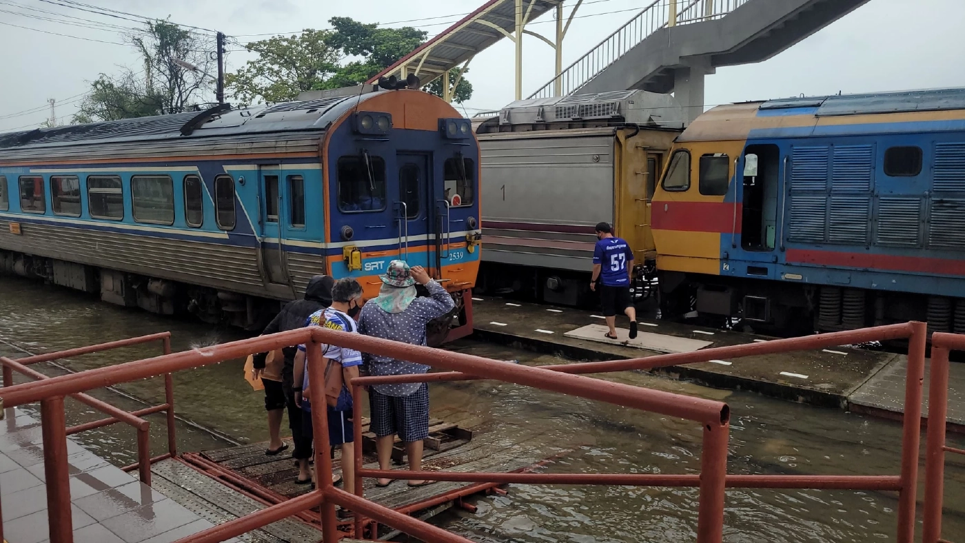 รฟท. แจ้งขบวนรถไฟสายใต้ล่าช้าหลายขบวน จากเหตุน้ำท่วมชะอำ
