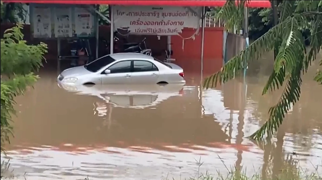อ่างทอง-ป่าโมก คันดินริมเจ้าพระยาทรุด น้ำทะลักท่วมไม่ทันตั้งตัว