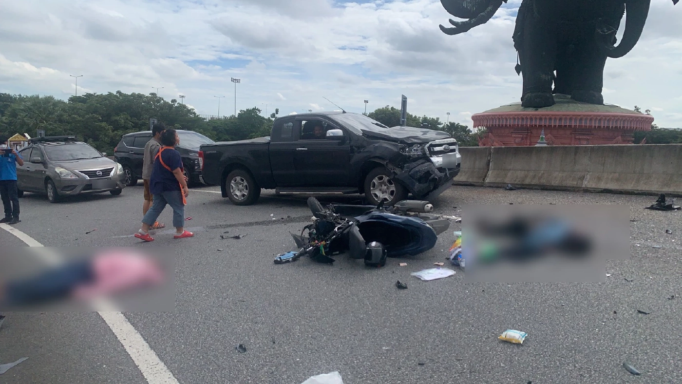 นึกว่าสะพานกลับรถ ซิ่งจยย.ย้อนศรขึ้นทางด่วน ประสานงากระบะดับ 1 สาหัส 1 (คลิป)