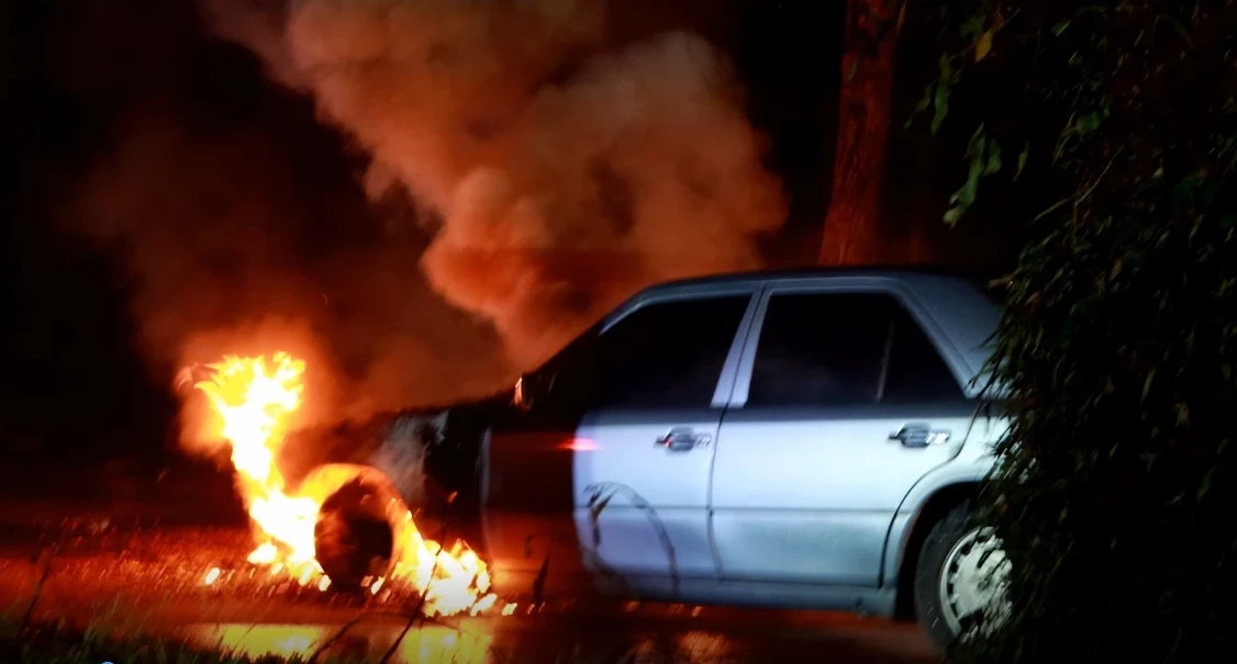 เสียงบึ้มสนั่น "รถเบนซ์ติดแก๊ส" ไฟไหม้ เร่งฉีดสกัดวุ่นหวิดวอดทั้งคัน