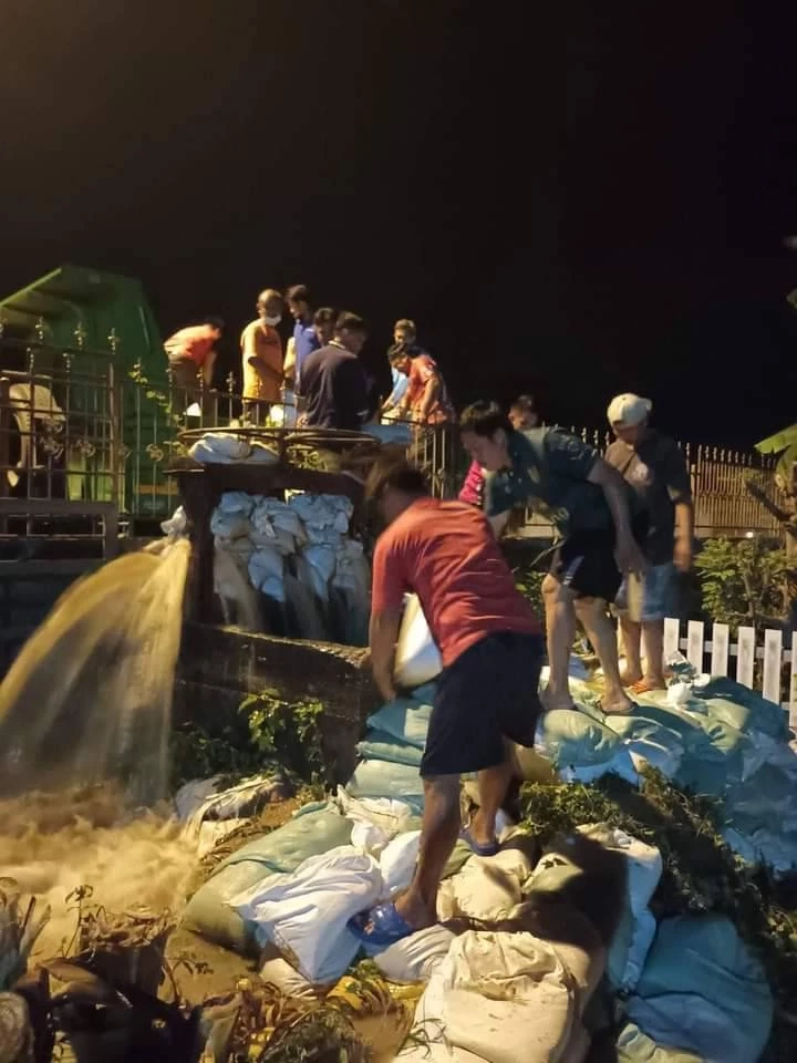 สุโขทัย ทุกฝ่ายเร่งออกมาช่วยเหลือป้องกันน้ำล้นเข้าท่วมพื้นที่เขตชั้นในตัวเมือง