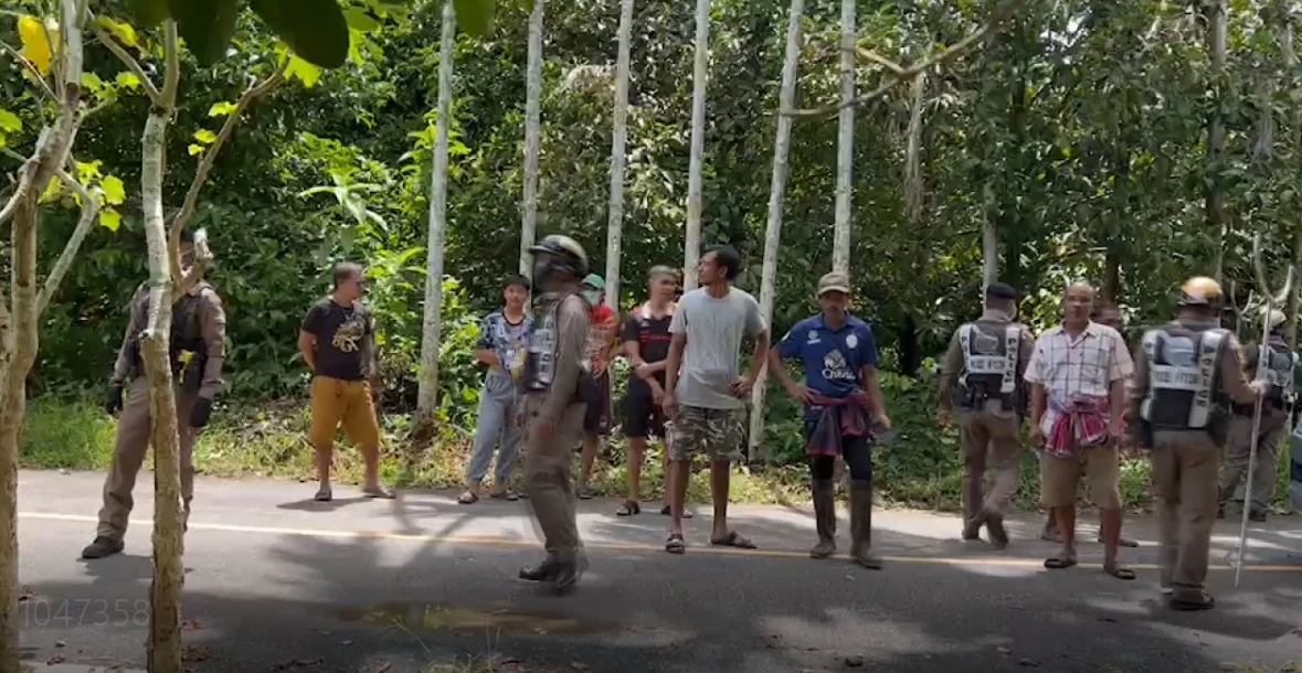 คลั่ง “พ่อเลี้ยง” ฟัน “พ่อตา” ก่อนจับ “ลูกเลี้ยง 7 ขวบ” เป็นตัวประกันหลบหนี