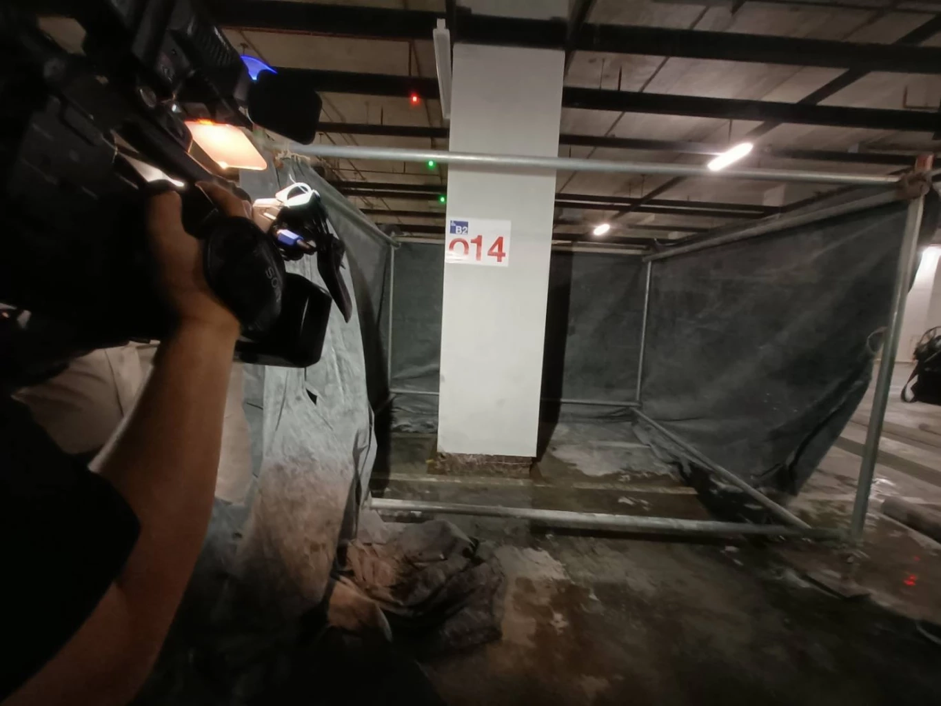 วัชระและวิลาศ นำสื่อมวลชนดูเสาที่มีน้ำรั่ว