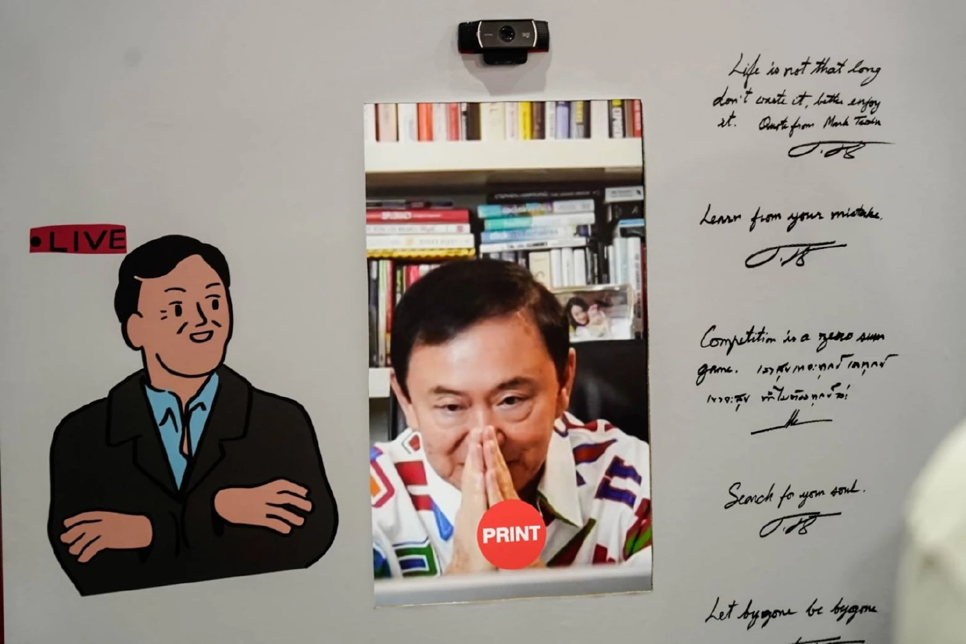 บูธแตก !! “ทักษิณ” โชว์ล้ำแจกลายเซ็นข้ามโลกแฟนคลับแห่ต่อคิวแน่น (มีคลิป)