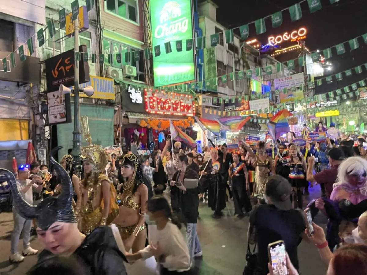 ถนนข้าวสารคึกคัก! นทท.แห่ร่วมงานวัน "ฮาโลวีน"