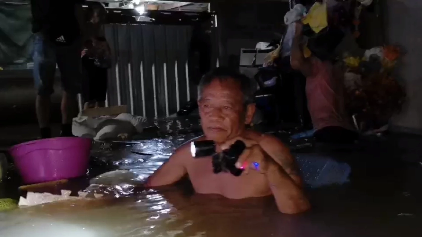 ระทึกน้ำทะลัก "เกาะเกร็ด" ซัดฝาบ้านระเบิด-พังถล่ม เจ้าของวิ่งหนีตายวุ่น