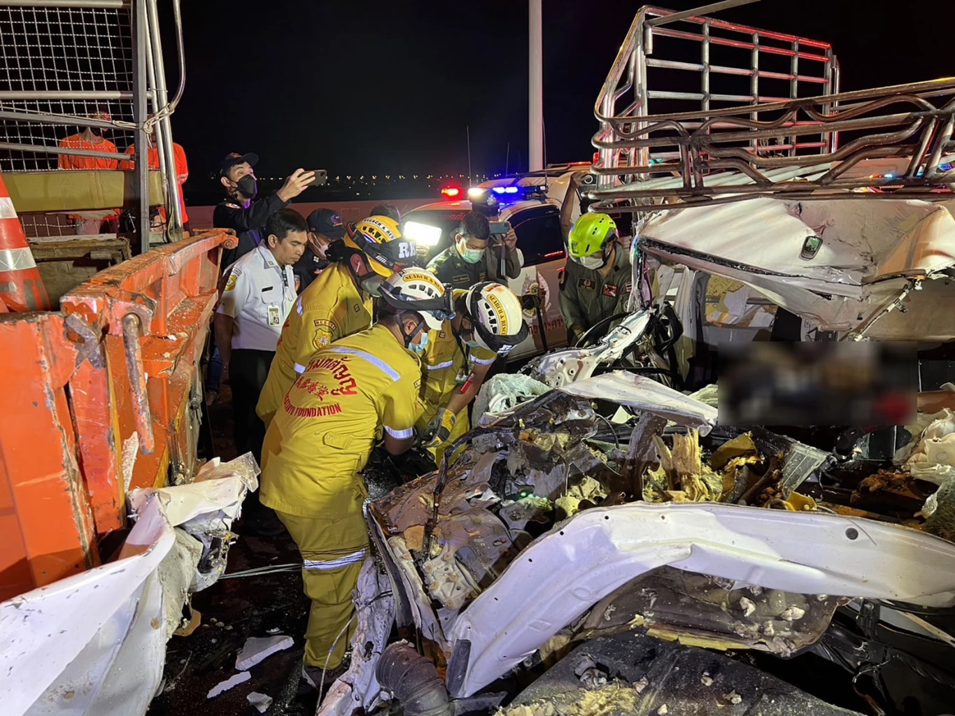 สุดสยอง! กระบะซิ่งแข่งทางด่วนบูรพาวิถี เสย 6 ล้อตีเส้นจราจร ดับ 1 สาหัส 4