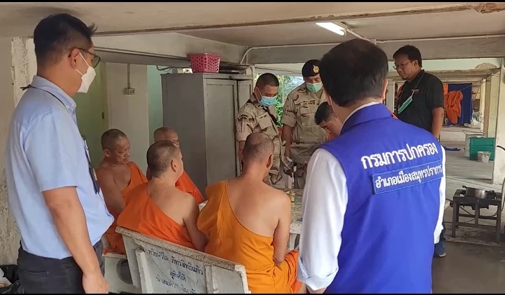 งามหน้า ฝ่ายปกครองบุกตรวจฉี่พระวัดดังปากน้ำ เจอพระฉี่ม่วง 6 รูป