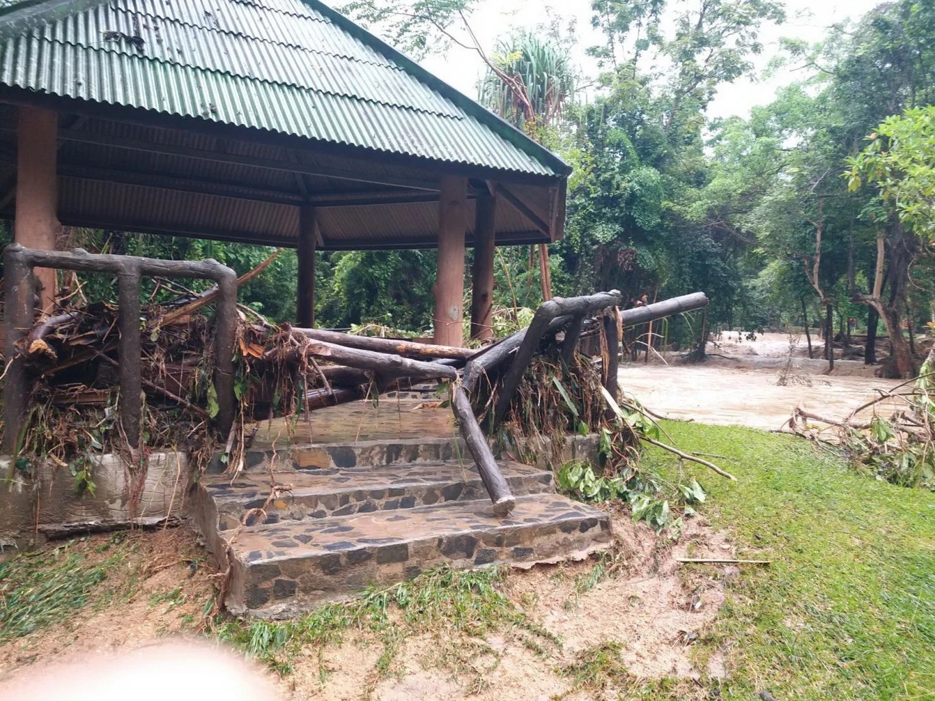 ด่วน! ปิดน้ำตกห้วยแม่ขมิ้น แหล่งท่องเที่ยวชื่อดัง หลังน้ำป่าไหลถล่ม