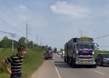 แบงก์พันปลิวว่อน “สิบล้อ” ทำเงินหล่นเกลื่อนถนนนับแสนบาท  (ชมคลิป)