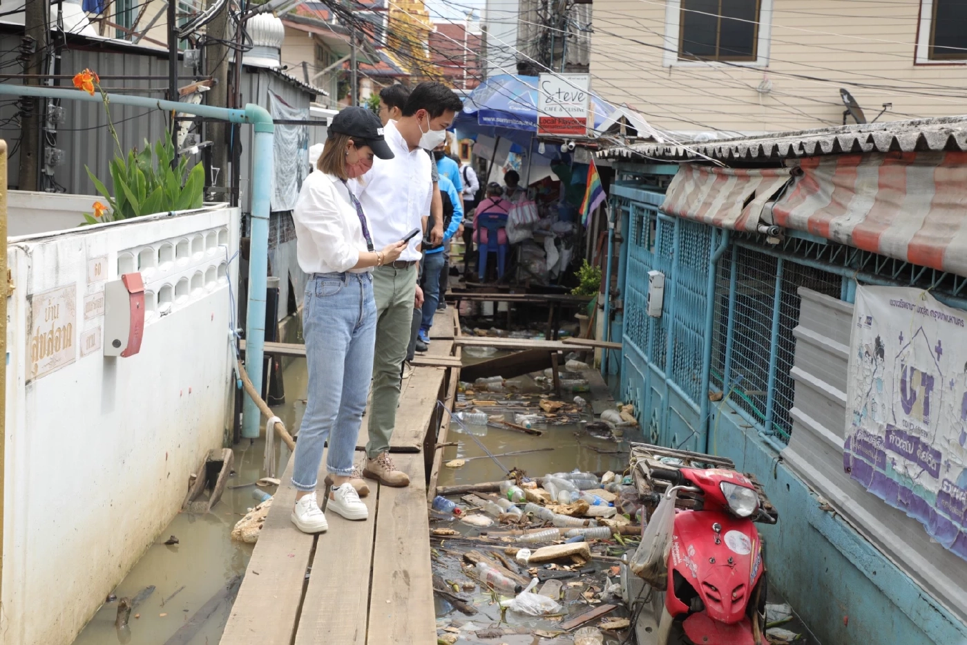 องอาจ ควง“ดร.เอ้-มาดามเดียร์”ฟังปัญหาชุมชนริมน้ำเตรียมทำนโยบายแก้ท่วม
