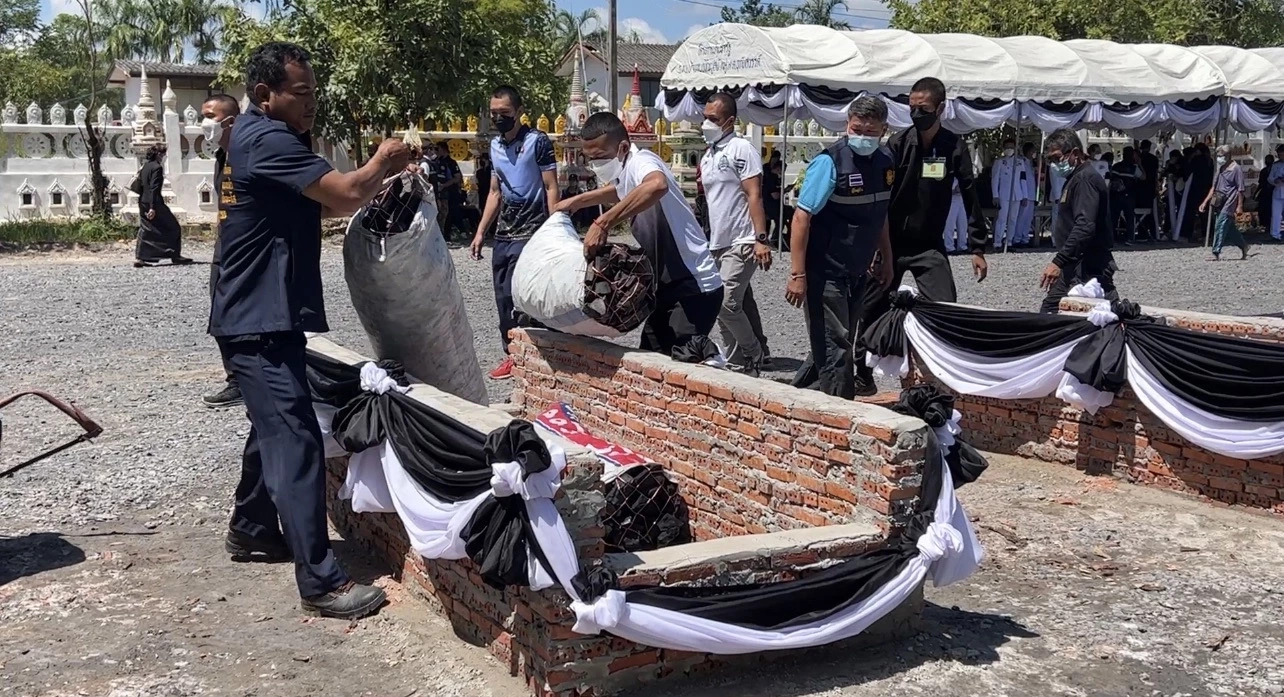 เร่งวางเชื้อเพลิงเตาเชิงตะกอน พร้อมทำพิธีพระราชทานเพลิง 19 เหยื่อกราดยิง